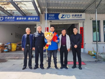 168体育官网入口登录app下载-见义勇为的快递小哥受邀看苏超：能来现场终于圆梦了