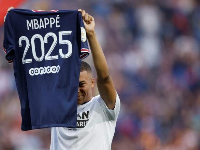 mbappe-mostrando-la-camiseta-que-simboliza-su-compromiso-por-tres-anos-mas-con-el-paris-saint-germain.jpeg